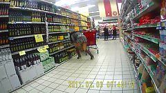 Cette amatrice brune montre son petit cul dans un supermarché