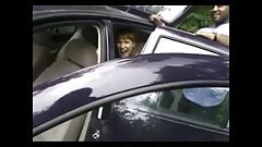 Femme baisée en dogging par un voyeur black qu&rsquo;elle ramène chez elle